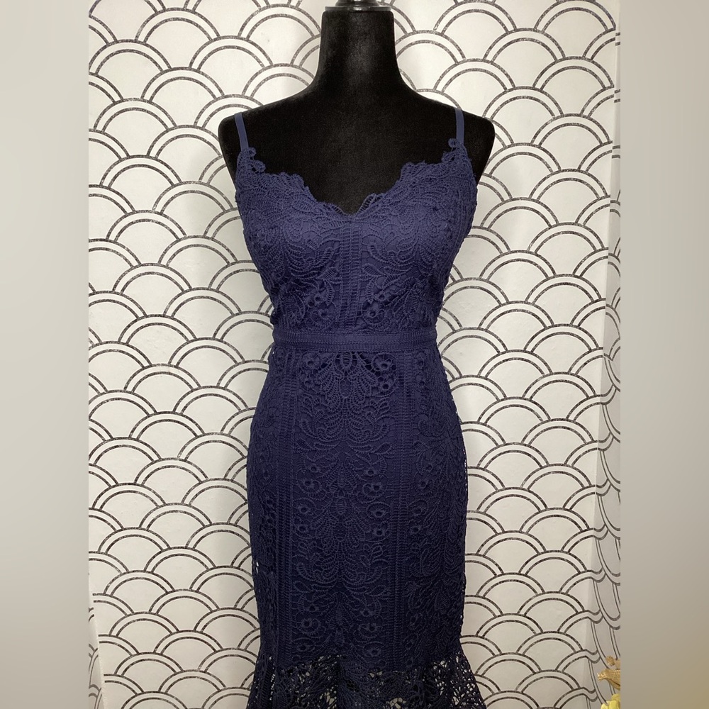 Navy lace midi guess dressl romantic ruffles,and sculpted fit